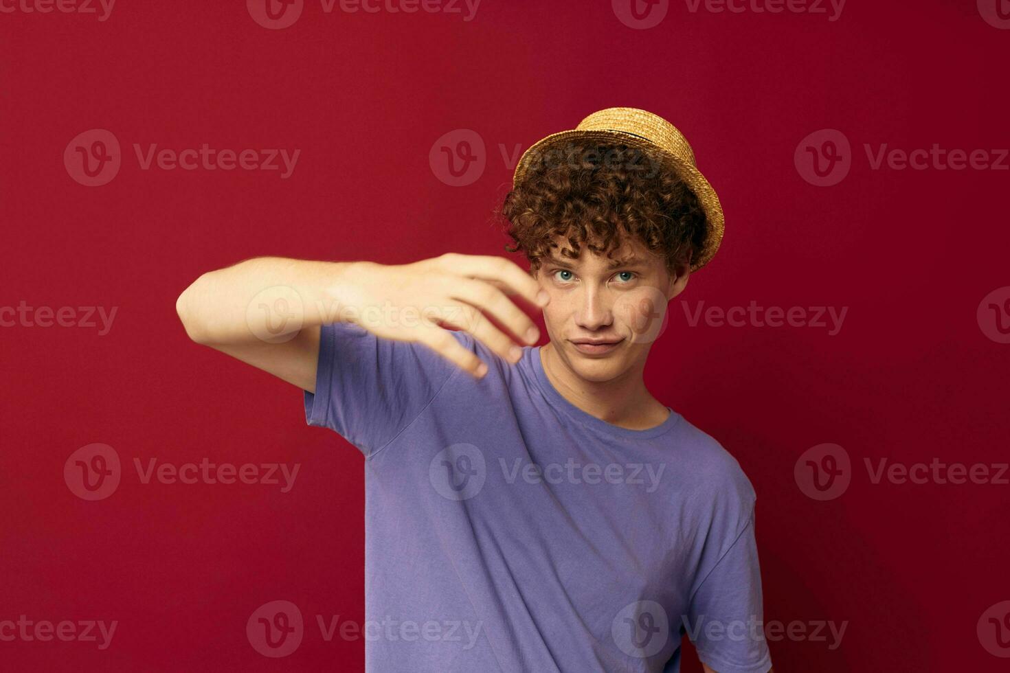 une Jeune homme rouge cheveux dans décontractée porter jeunesse style studio rouge Contexte inchangé photo