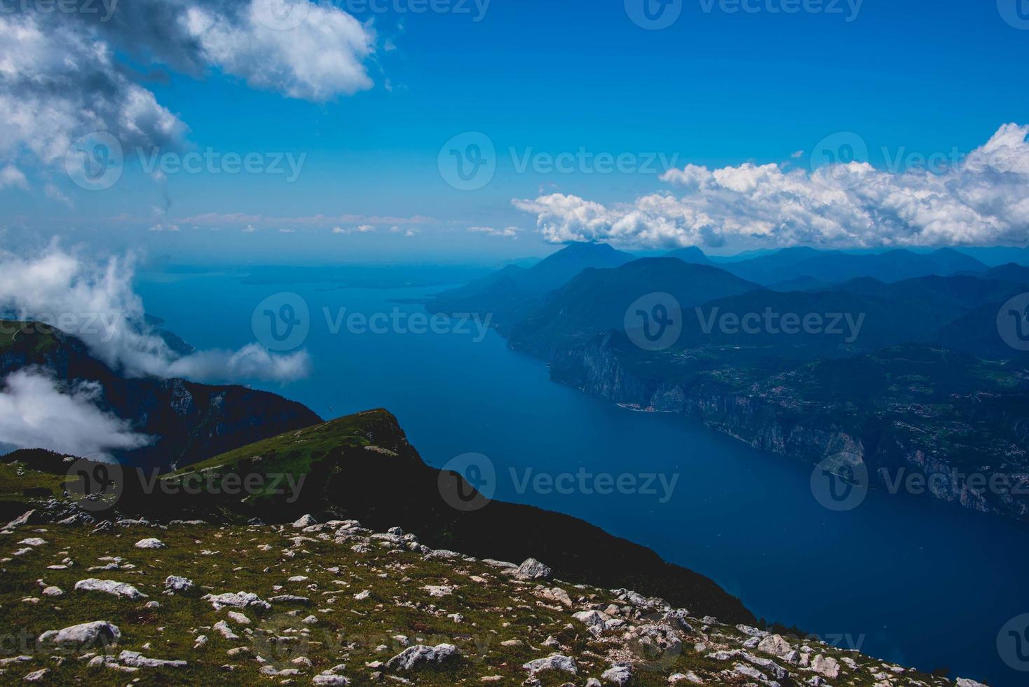 vue sur le lac de garde photo