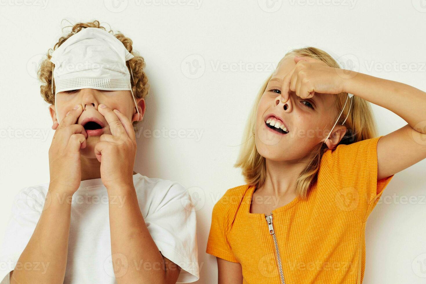 image de positif garçon et fille dans une médical masque amusement isolé Contexte inchangé photo