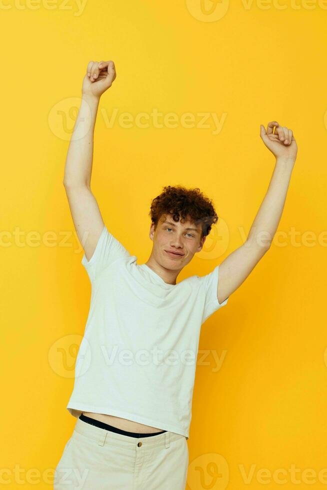 de bonne humeur roux gars dans une blanc T-shirt émotions isolé Contexte photo