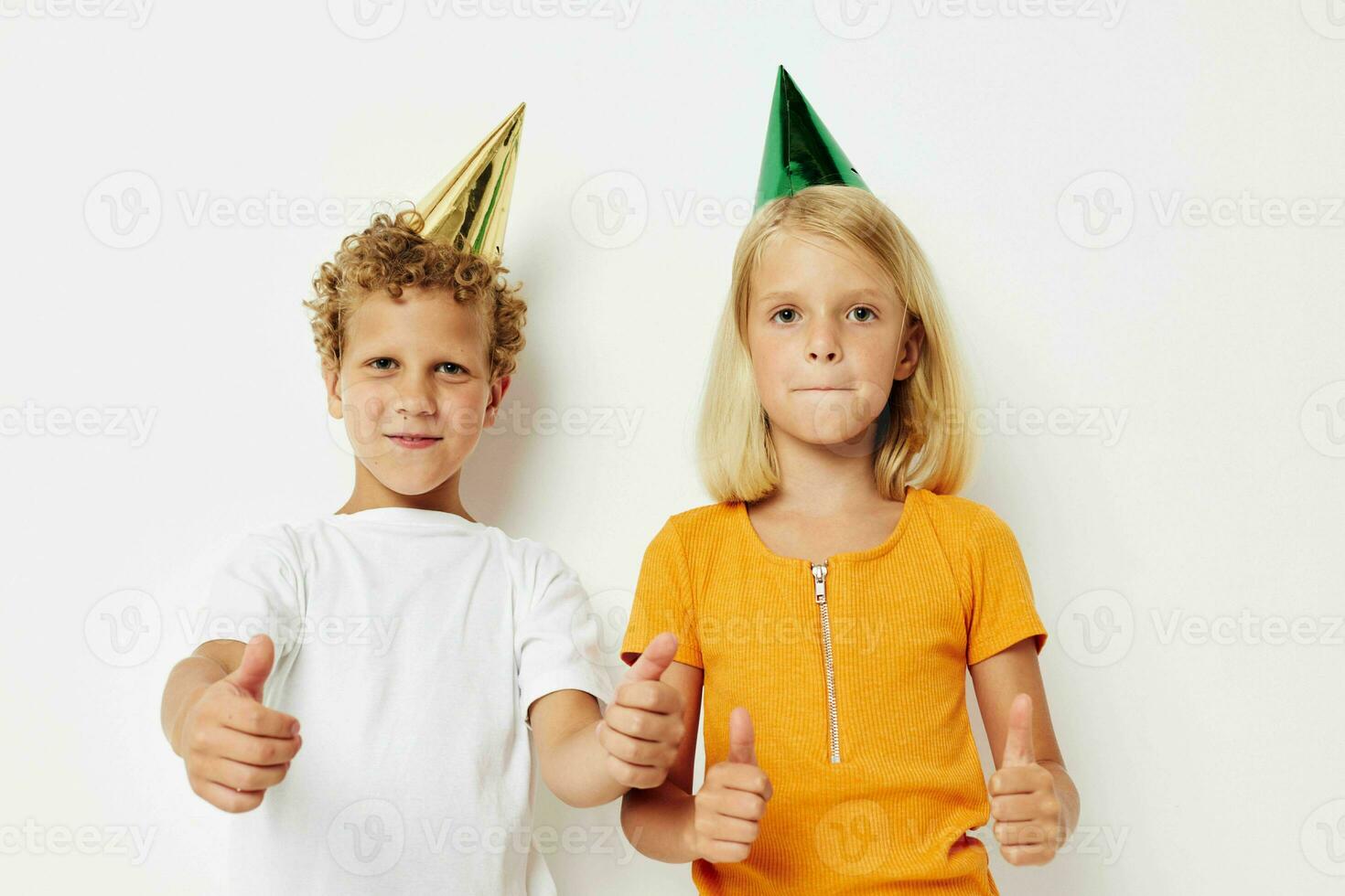 deux joyeux les enfants avec casquettes sur le sien tête vacances divertissement mode de vie inchangé photo