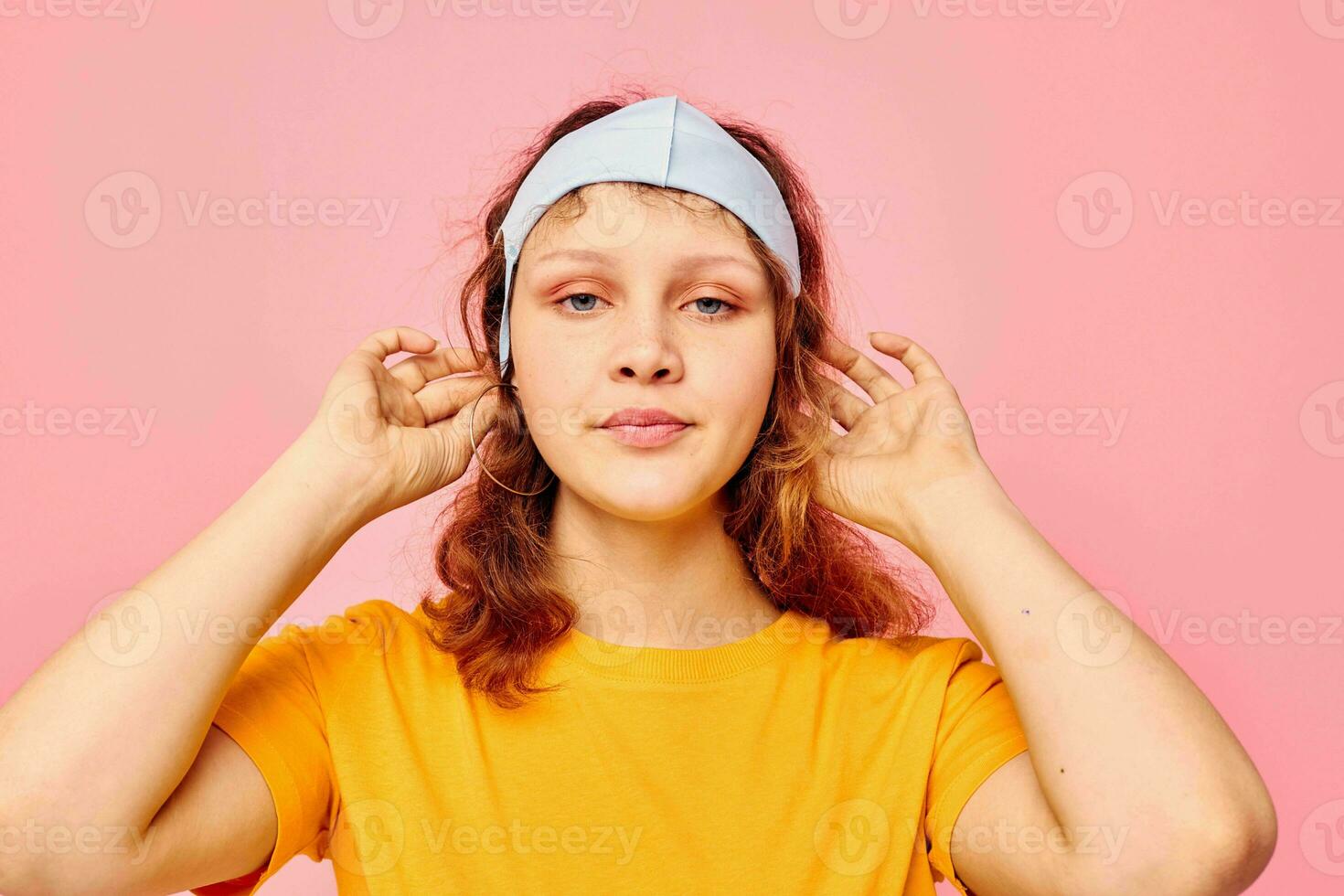 magnifique femme dans une Jaune T-shirt médical masque protection tondu vue inchangé photo