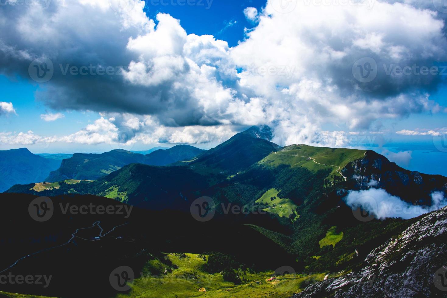 nuages au-dessus des sommets des montagnes photo