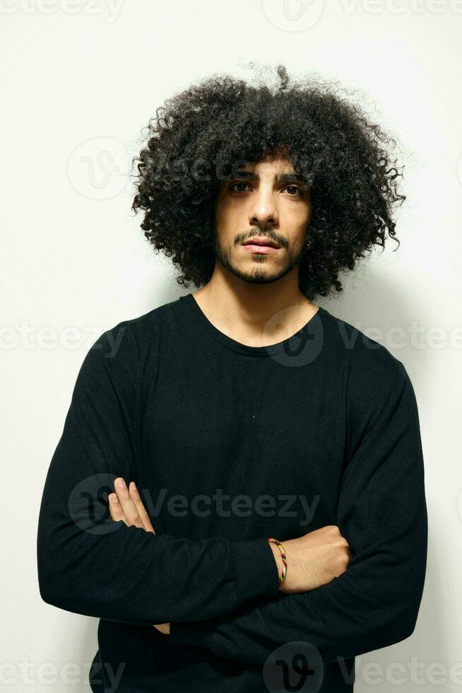 homme avec frisé cheveux dans une noir chandail main geste mode de vie inchangé photo