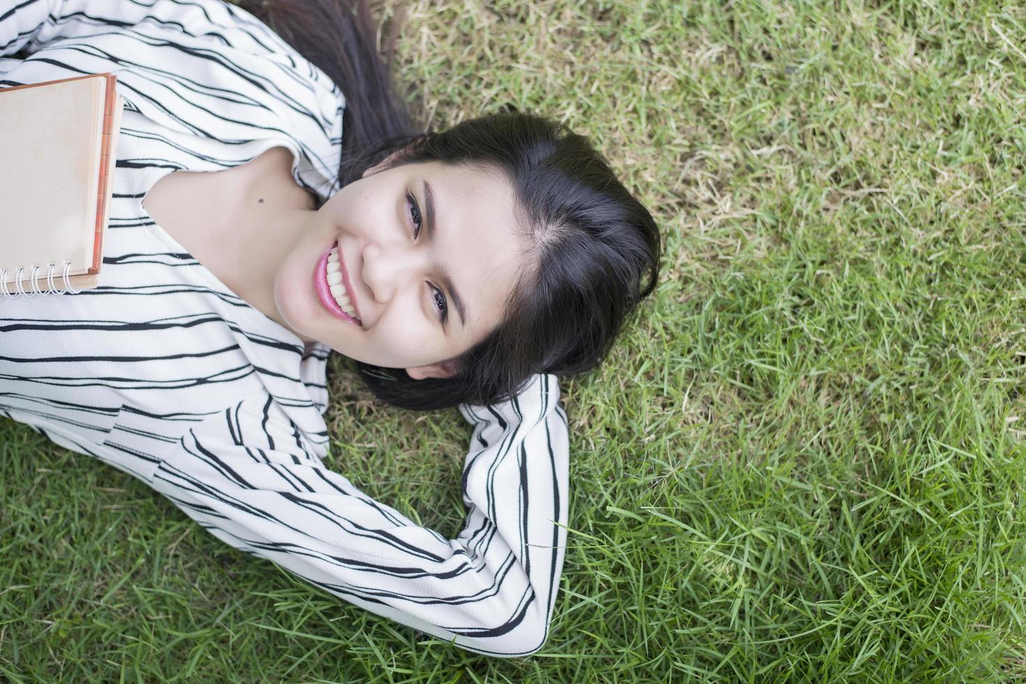 jolie femme lisant un livre dans le parc photo