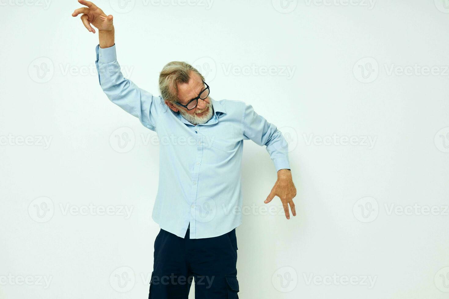 portrait personnes âgées homme dans bleu chemises gestes avec le sien mains isolé Contexte photo