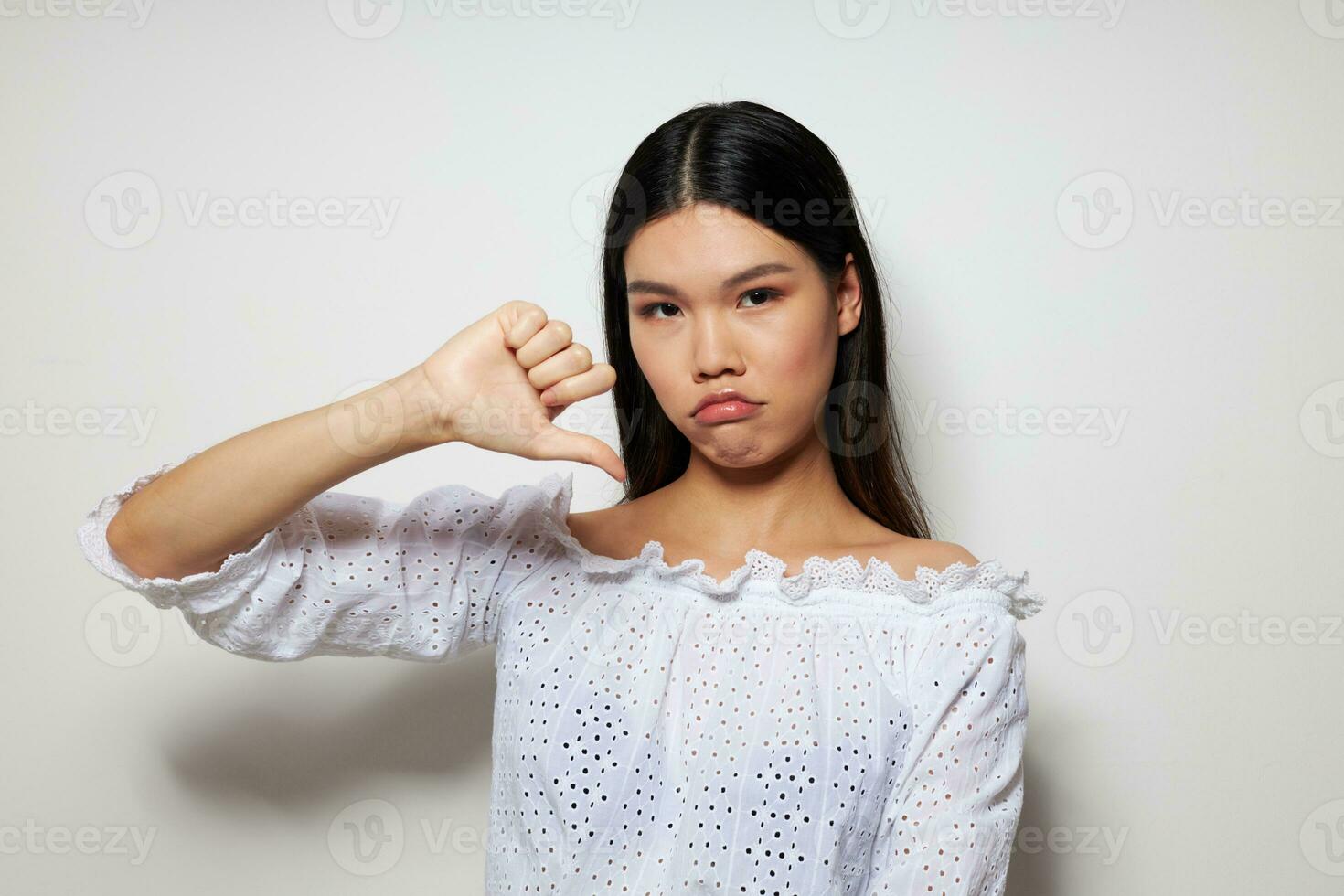 souriant femme de asiatique apparence dans blanc chemise fermer photo