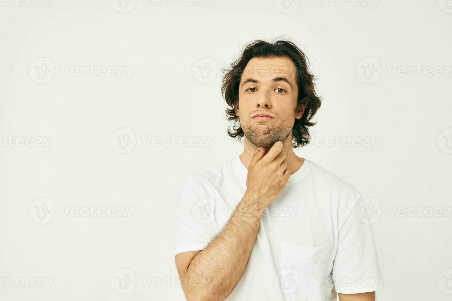 de bonne humeur homme dans une blanc T-shirt main geste mode de vie inchangé photo