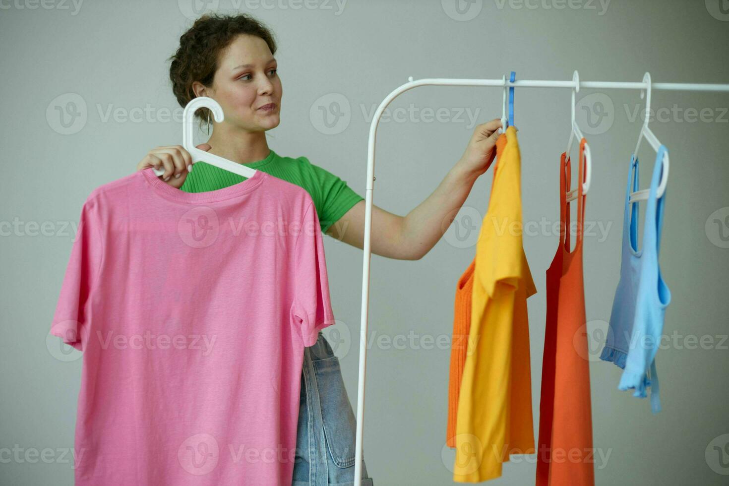 de bonne humeur femme vert t-shirts près vêtements cintres tondu vue inchangé photo