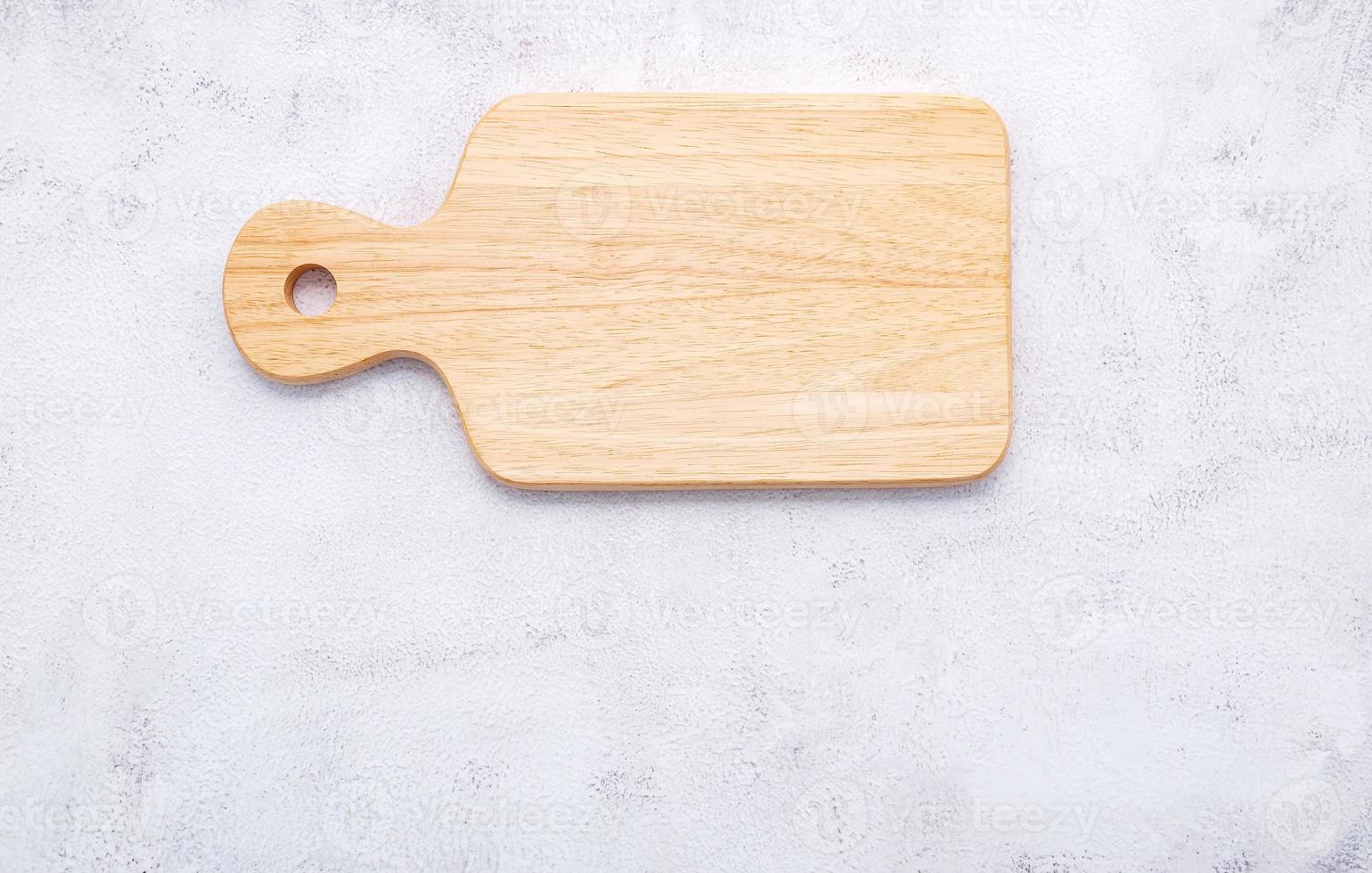 Planche à découper en bois vintage vide mis en place sur fond de béton avec espace copie photo