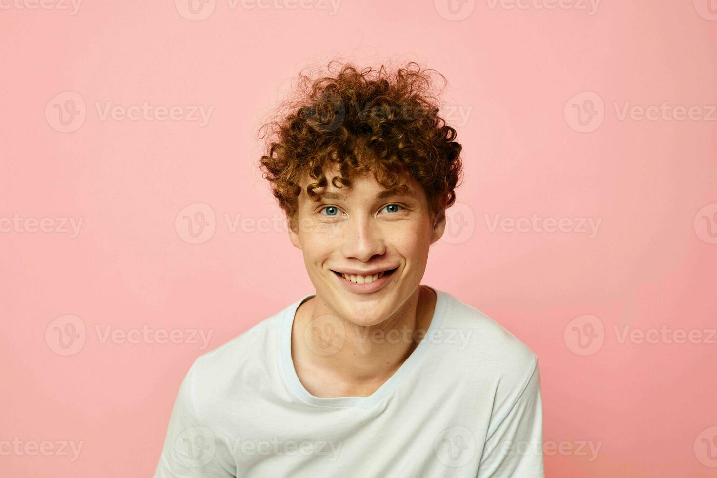 gars avec rouge frisé cheveux dans blanc T-shirt décontractée porter émotions isolé Contexte inchangé photo