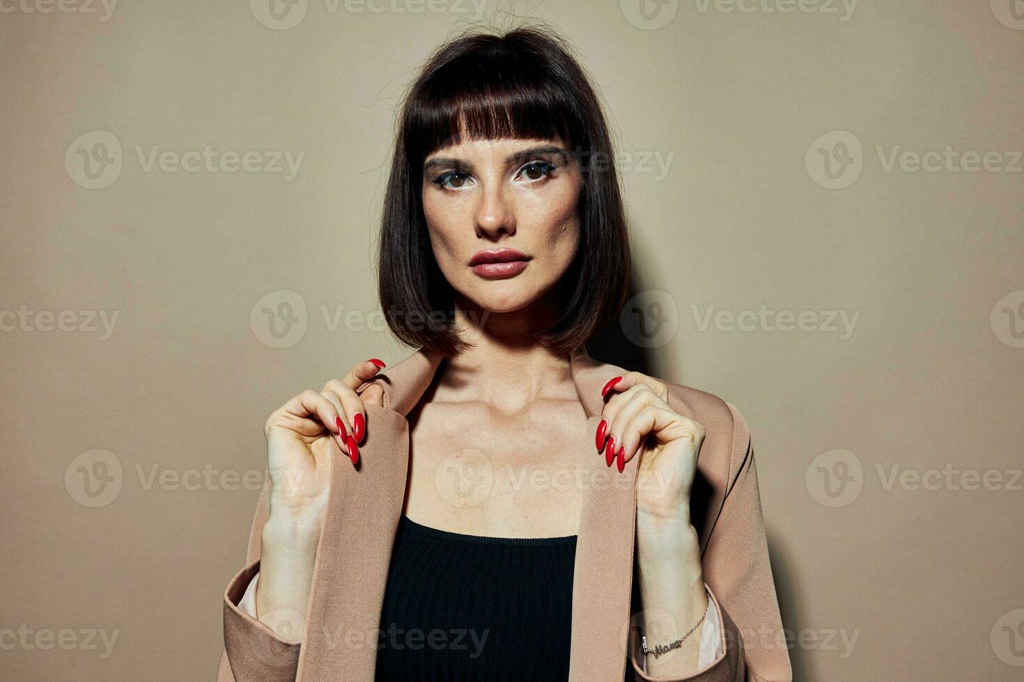photo jolie femme charme rouge ongles modèle luxe isolé Contexte