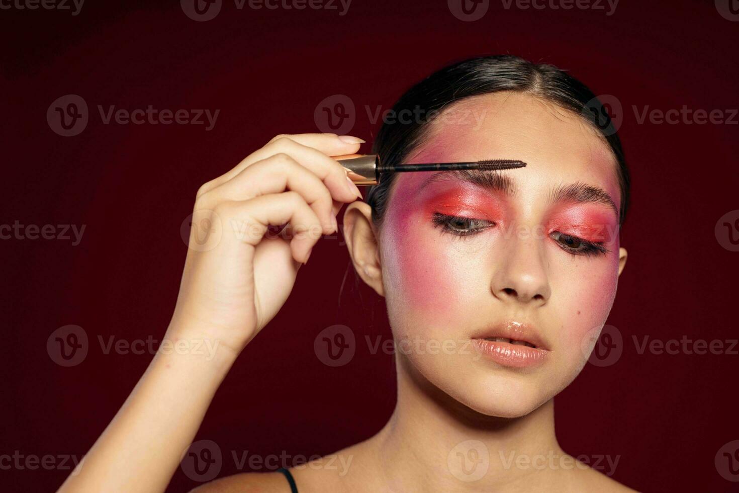 portrait de magnifique Jeune femme rose visage maquillage posant attrayant Regardez peau se soucier fermer inchangé photo
