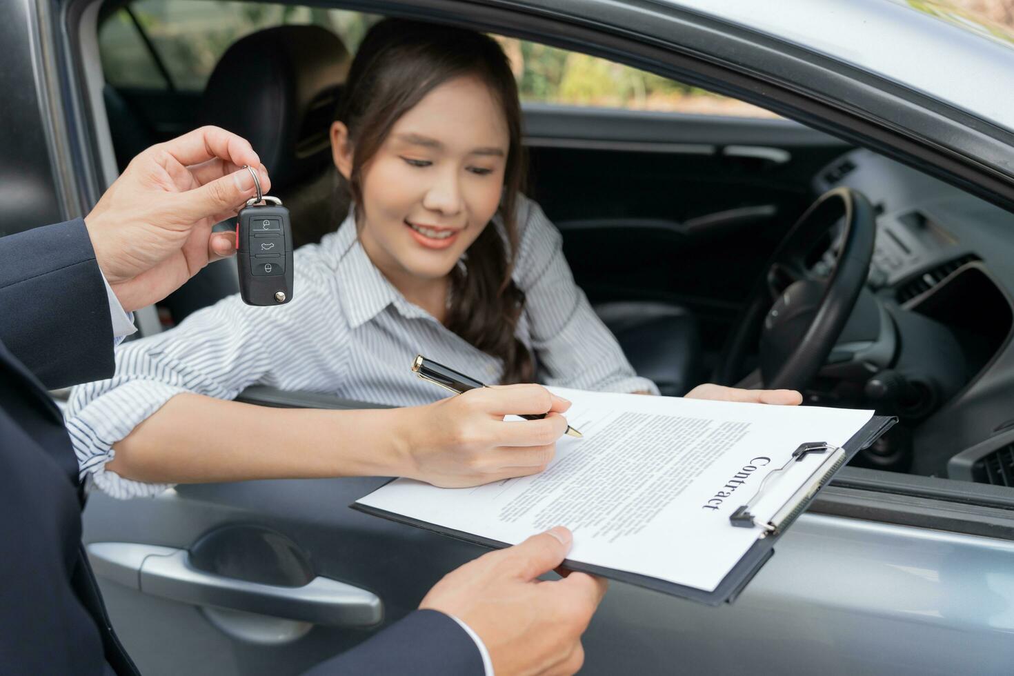 louer, louer une voiture, vendre, acheter. le concessionnaire envoie le contrat et les clés de la voiture au nouveau propriétaire pour signature. vente, pret credit financier, location vehicule, assurance, location, vendeur, concessionnaire, mensualite, entreprise d'entretien automobile photo