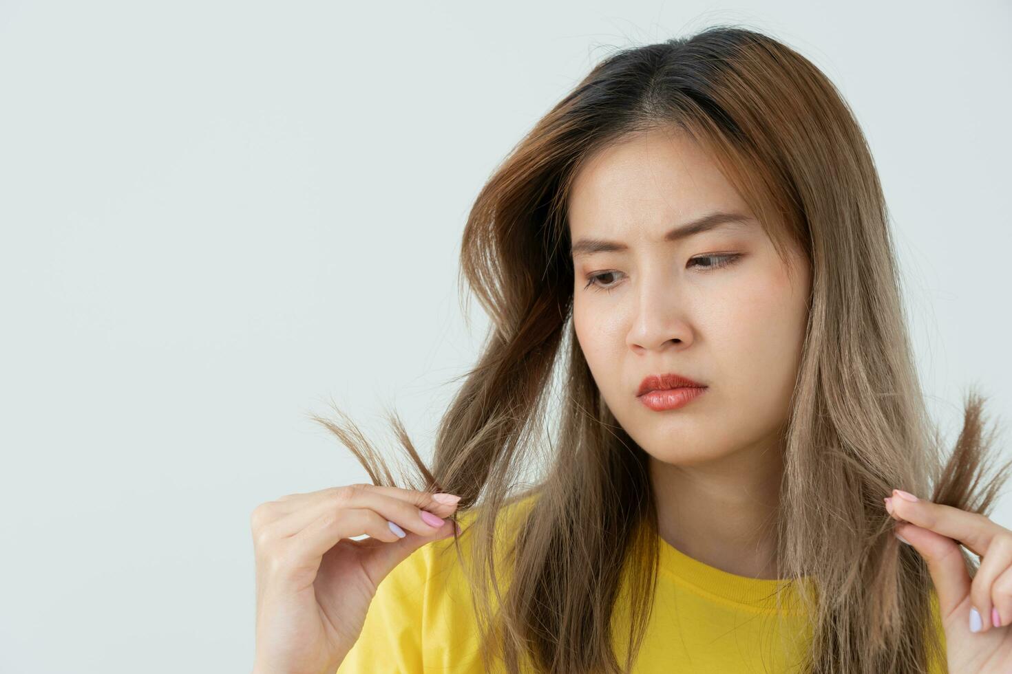 asiatique femme très triste et dérangé à la recherche à endommagé cheveux, cheveux perte, cheveux éclaircie problème, vitamine carence, calvitie, post-partum, biotine, zinc, menstruel ou endocrine troubles, hormonale déséquilibre photo