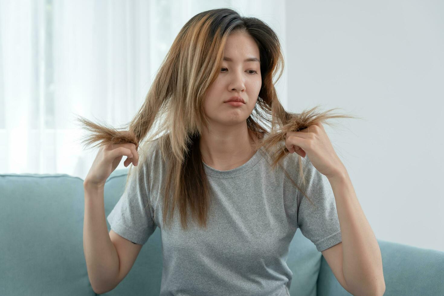 asiatique femme très triste et dérangé à la recherche à endommagé cheveux, cheveux perte, cheveux éclaircie problème, vitamine carence, calvitie, post-partum, biotine, zinc, menstruel ou endocrine troubles, hormonale déséquilibre photo