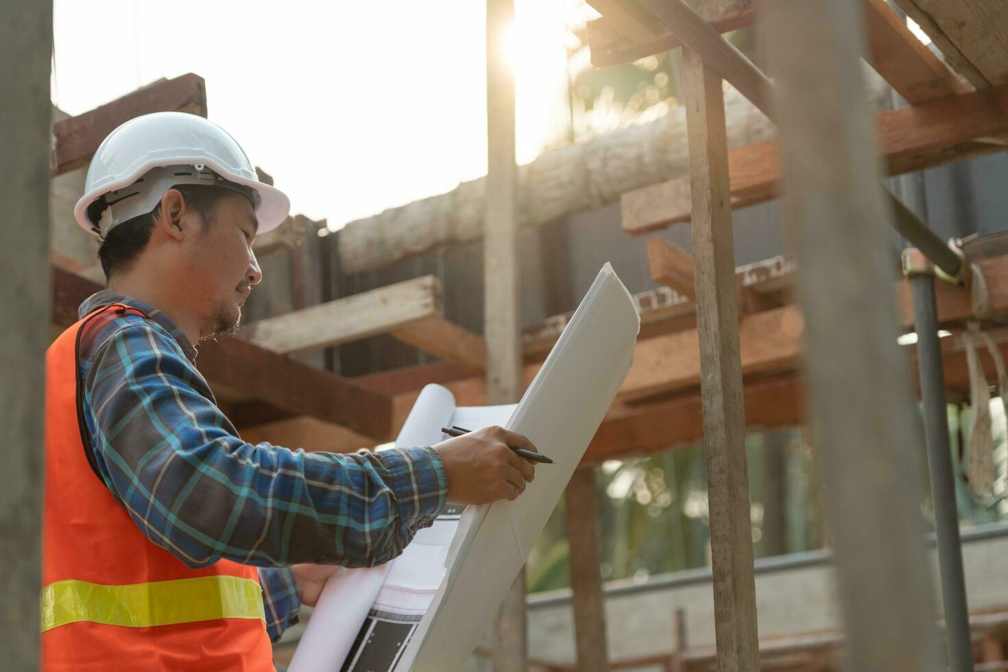 inspecteur ou ingénieur est inspecter construction et qualité assurance Nouveau maison en utilisant une bleu imprimer. ingénieur ou architectes ou contacteur travail à construire le maison avant remise il plus de à le propriétaire photo