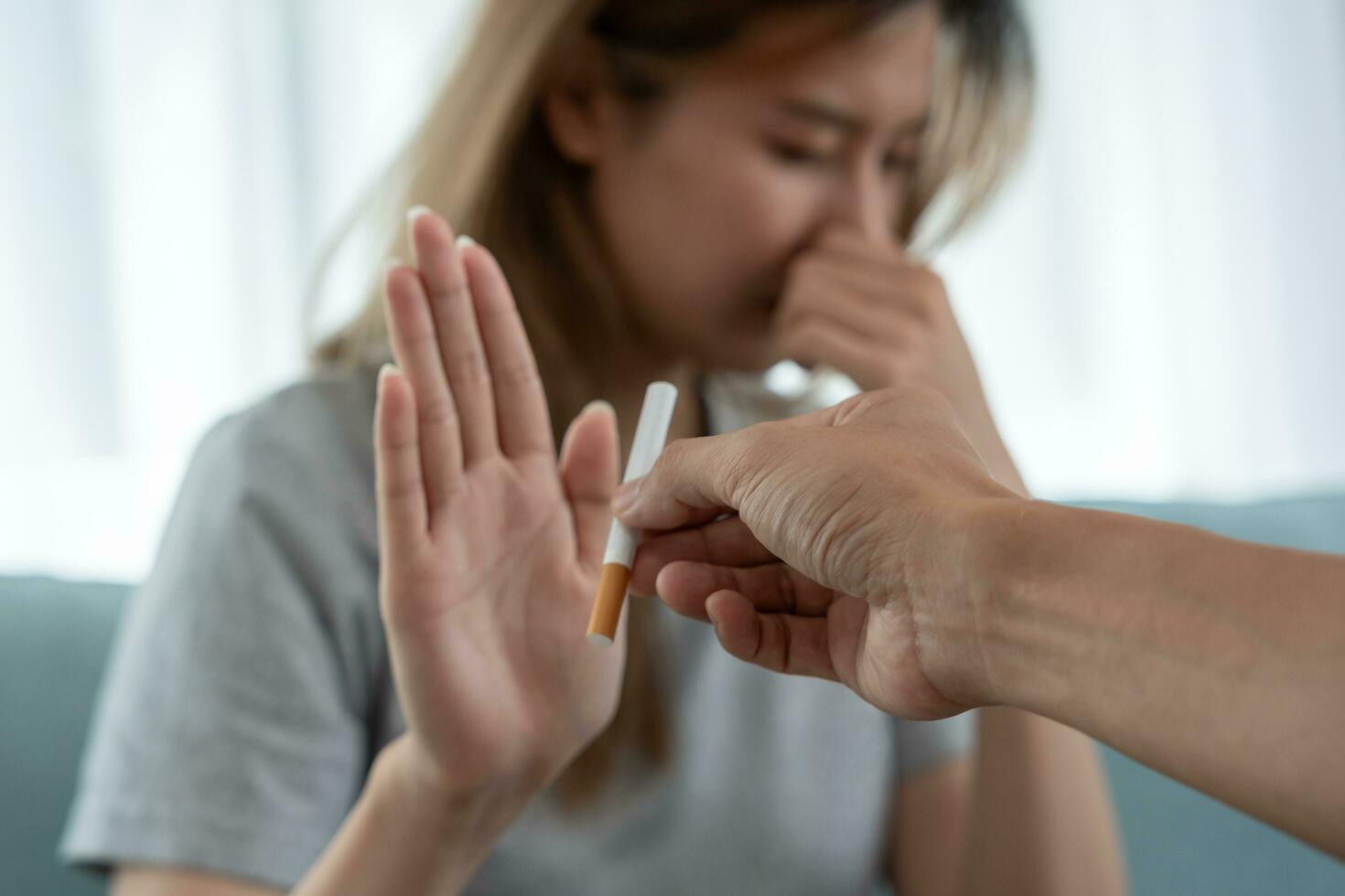 non fumeur. femme Arrêtez fumée, refuser, rejeter, Pause prendre cigarette, dire non. quitter fumeur pour santé. monde le tabac journée. drogues, poumon cancer, emphysème , pulmonaire maladie, narcotique, nicotine effet photo