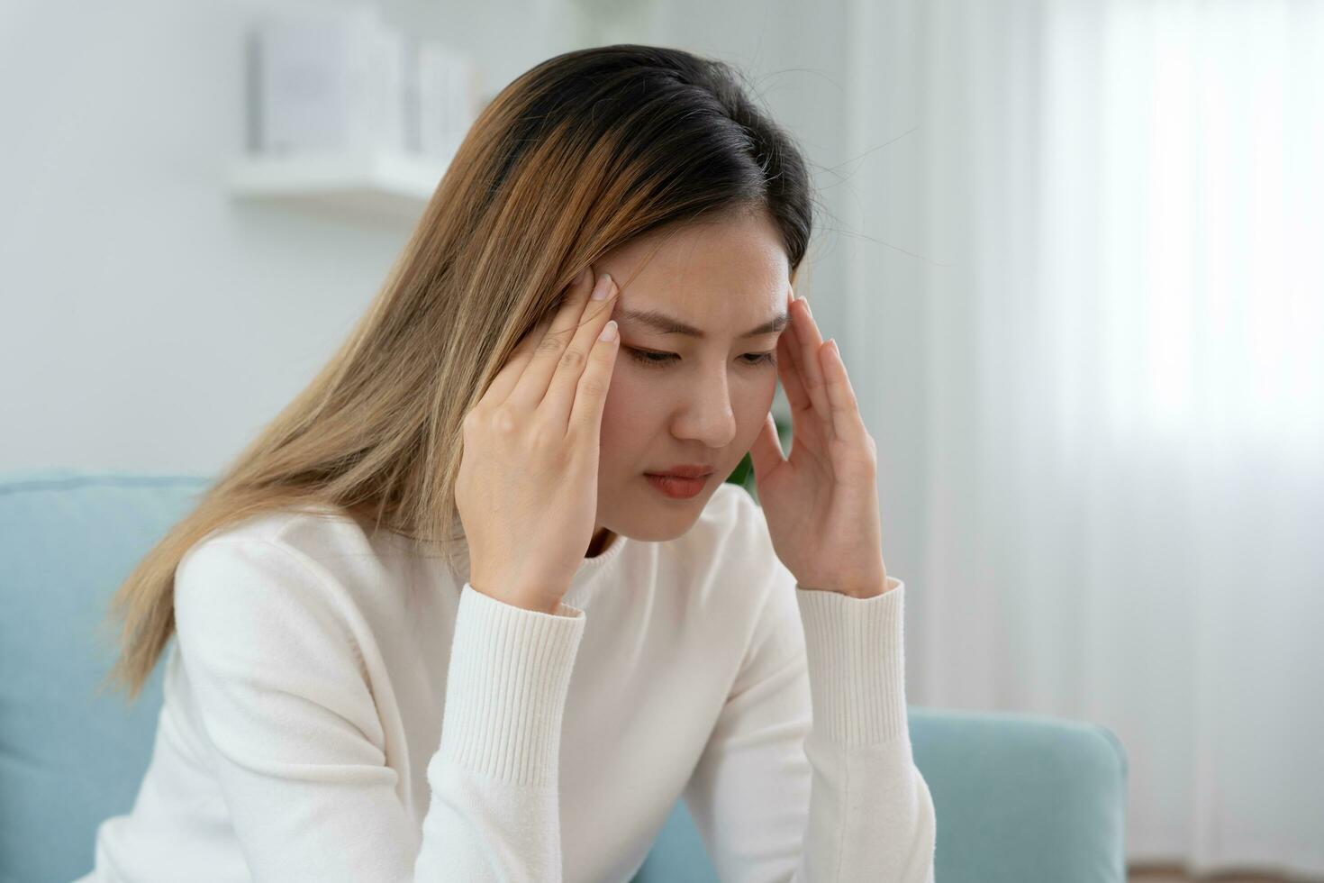 mal de tête, femelle ayant migraine douleur, mal santé, asiatique femme sentiment stress et mal de tête, Bureau syndrome, triste fatigué émouvant front ayant migraine ou dépression, irrité fille, tristesse douleur photo