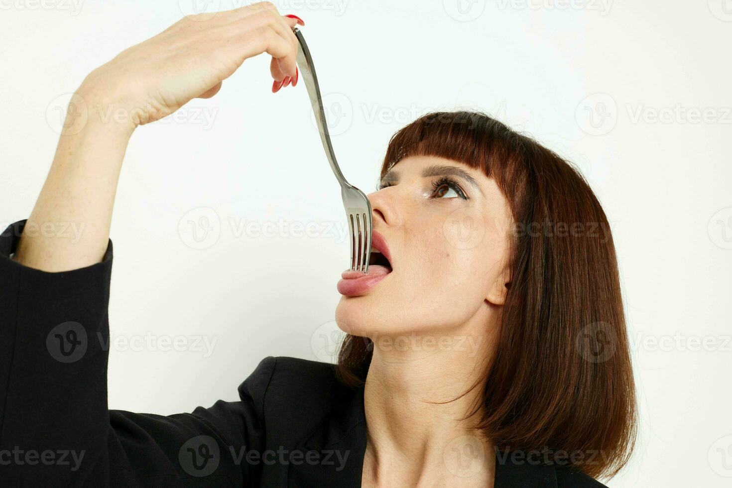 portrait de une femme cheveux courts dans une noir veste coutellerie isolé Contexte photo