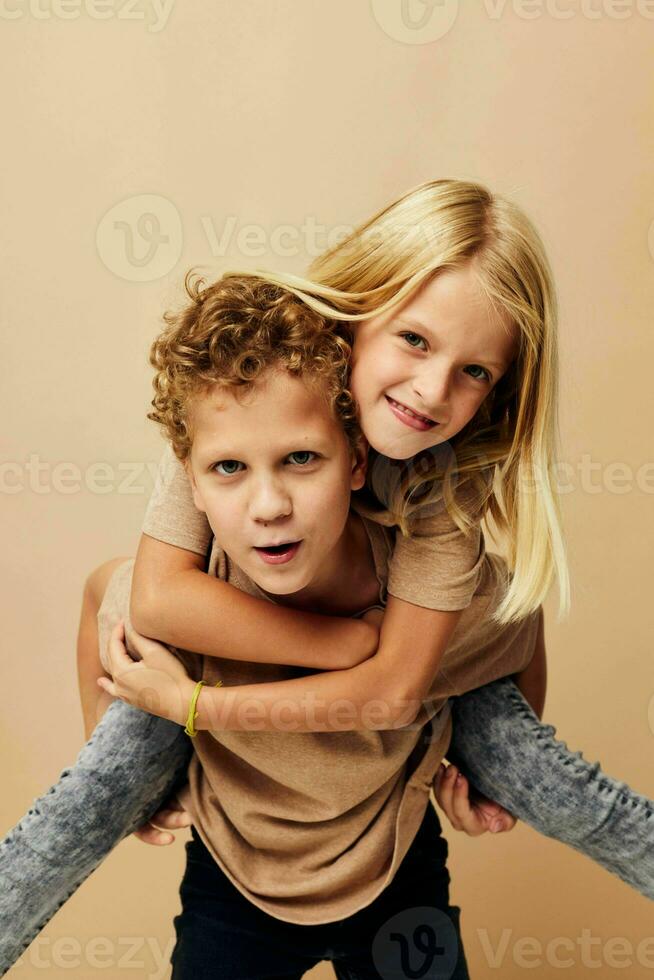 photo de deux les enfants gesticuler avec leur mains ensemble mode de vie inchangé