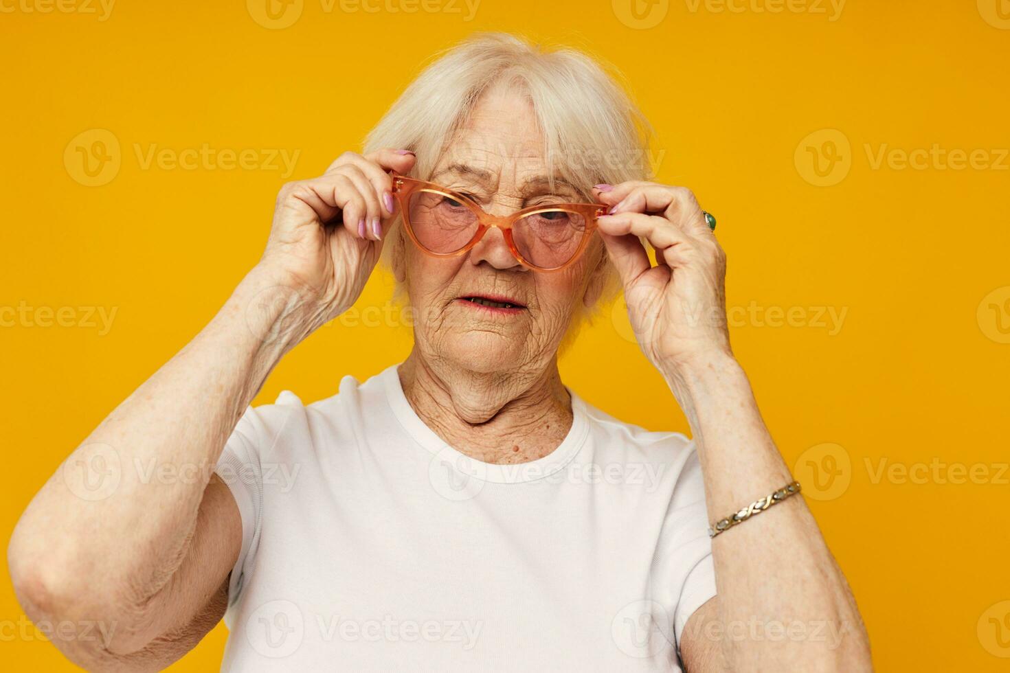 portrait de un vieux amical femme santé mode de vie lunettes isolé Contexte photo