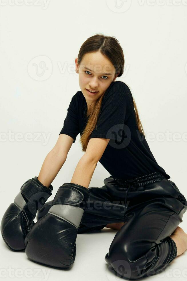 athlétique femme boxe noir gants posant des sports lumière Contexte photo
