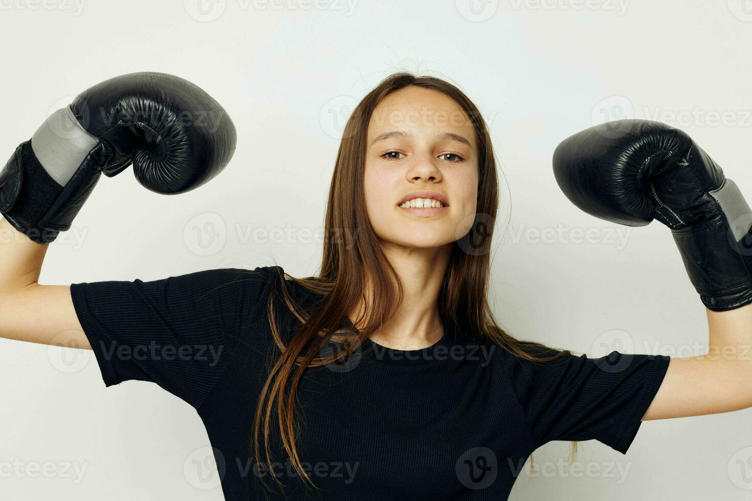 Jeune femme dans noir des sports uniforme boxe gants posant mode de vie inchangé photo