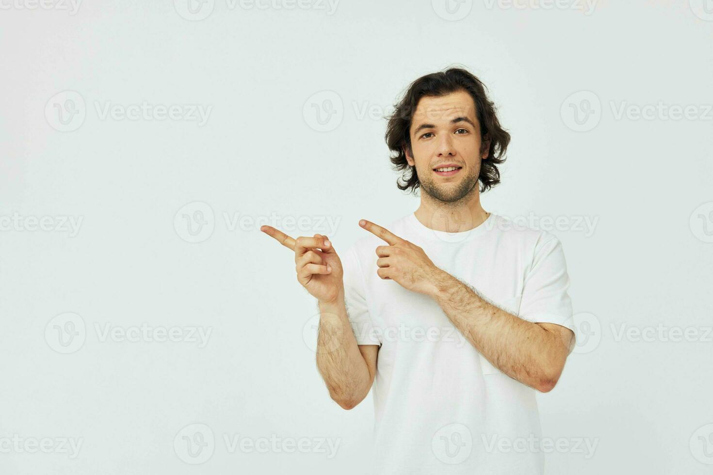 attrayant homme dans blanc T-shirt mode tondu vue lumière Contexte photo