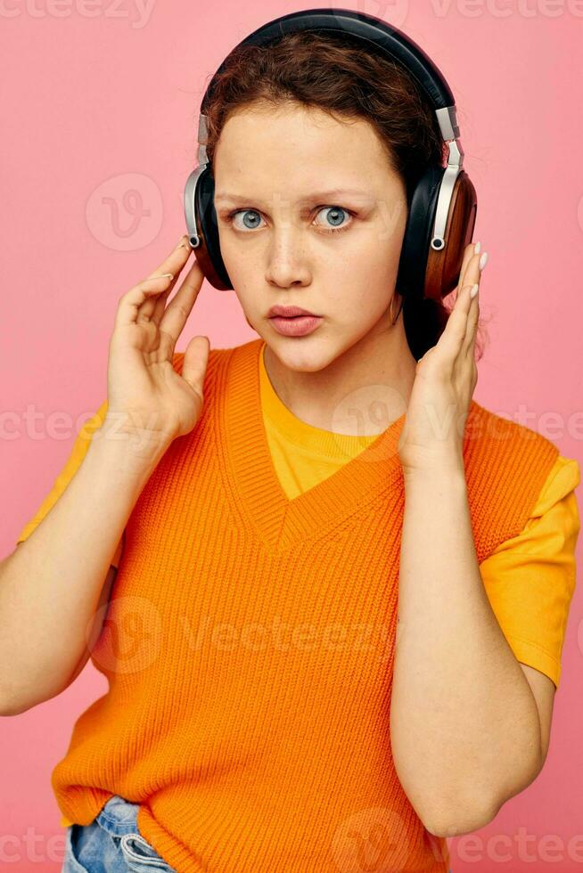 portrait de une Jeune femme écouteurs la musique mode posant isolé arrière-plans inchangé photo