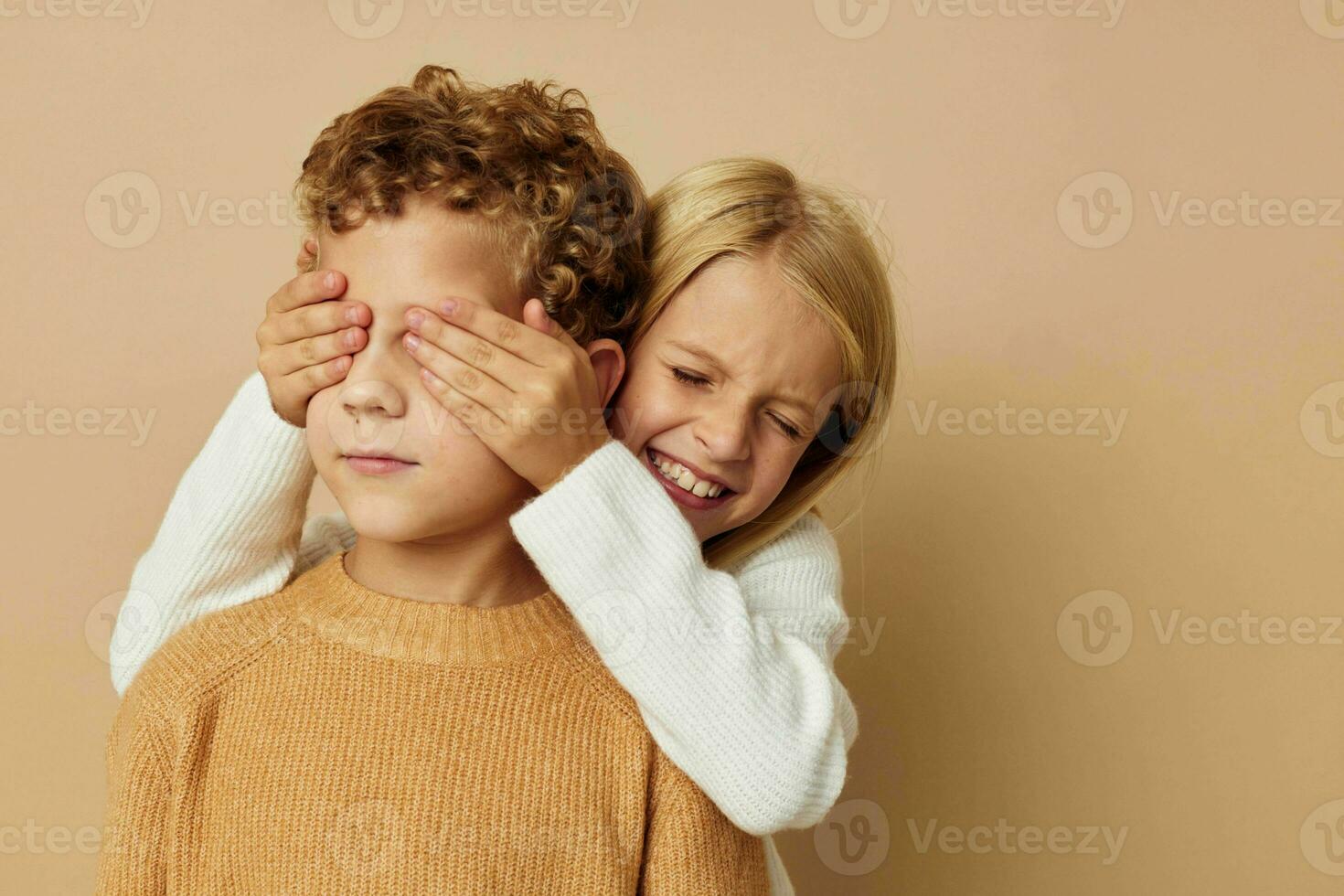 photo de deux les enfants gesticuler avec leur mains ensemble mode de vie inchangé