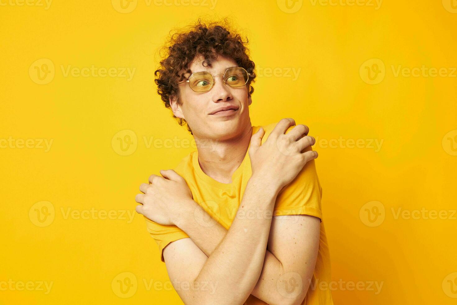 mignonne roux gars Jaune T-shirt des lunettes mode main gestes isolé Contexte inchangé photo