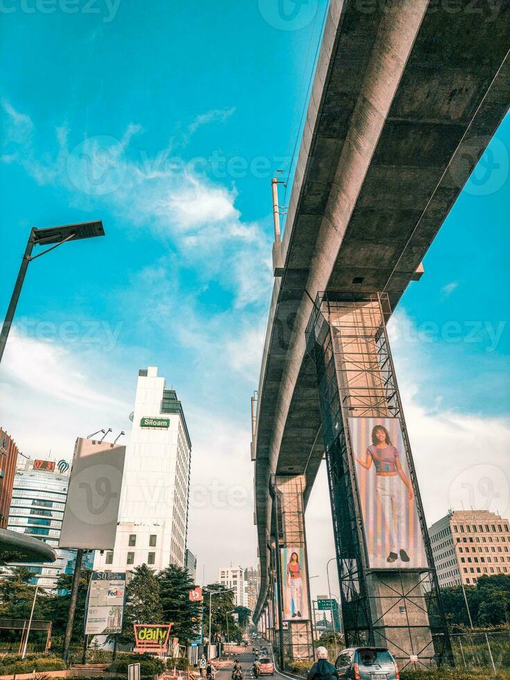 rue vue et lrt train des pistes haute au dessus le rue, paysage urbain  métropole 25037320 Photo de stock chez Vecteezy