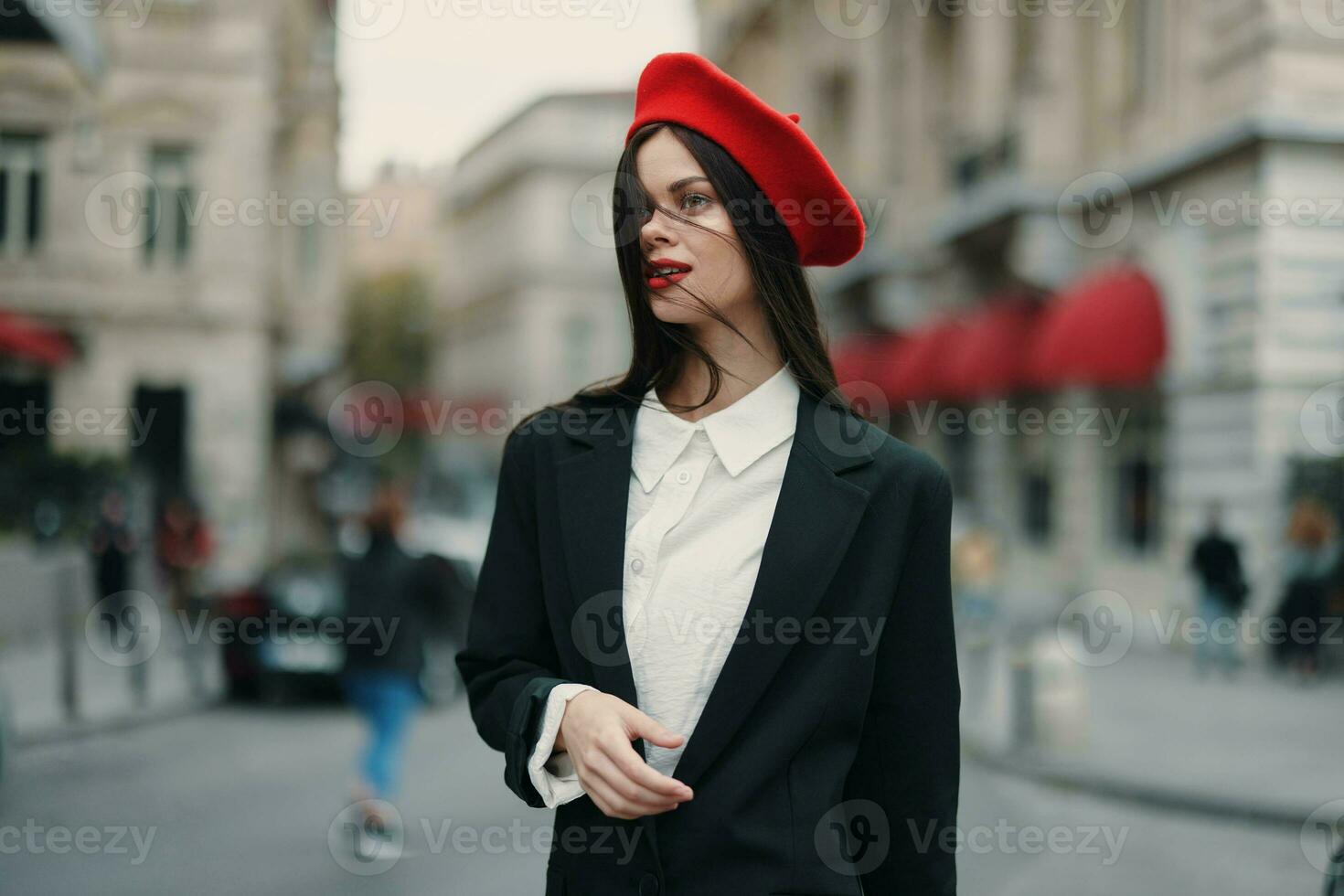 mode femme portrait sourire avec les dents permanent sur le rue dans le ville Contexte dans élégant vêtements rouge lèvres et rouge béret, voyage, cinématique couleur, rétro ancien style, Urbain mode mode de vie. photo