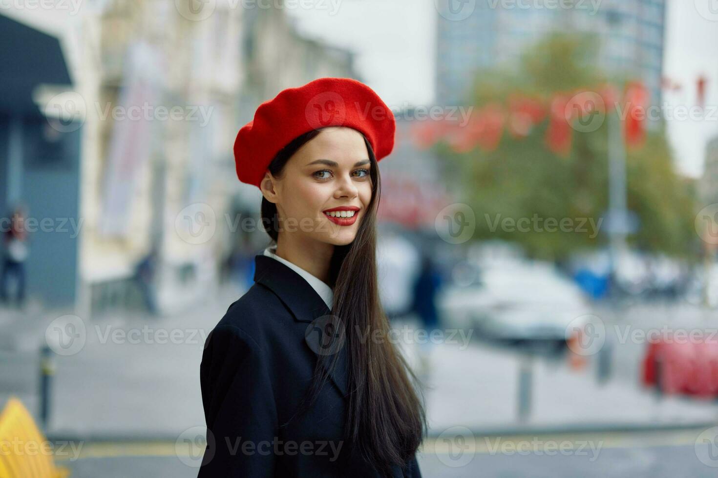 femme sourire des promenades des promenades dans le ville contre le toile de fond de Bureau bâtiments, élégant à la mode ancien vêtements et se maquiller, l'automne marcher, Voyage. photo