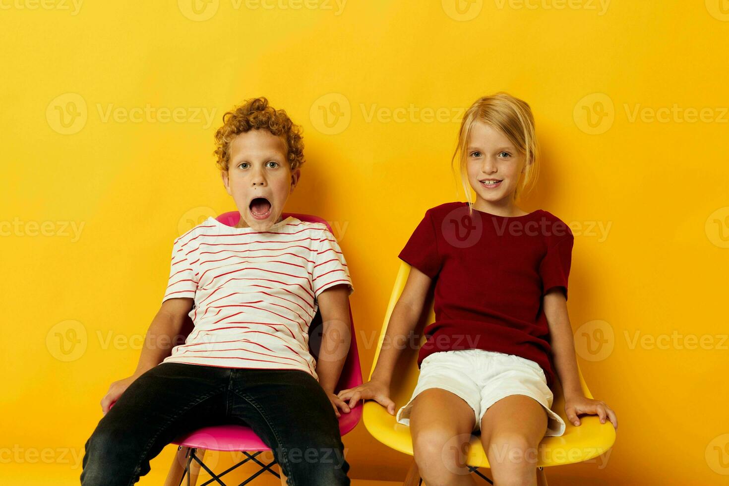 portrait de mignonne les enfants souriant et posant dans décontractée vêtements contre isolé Contexte photo