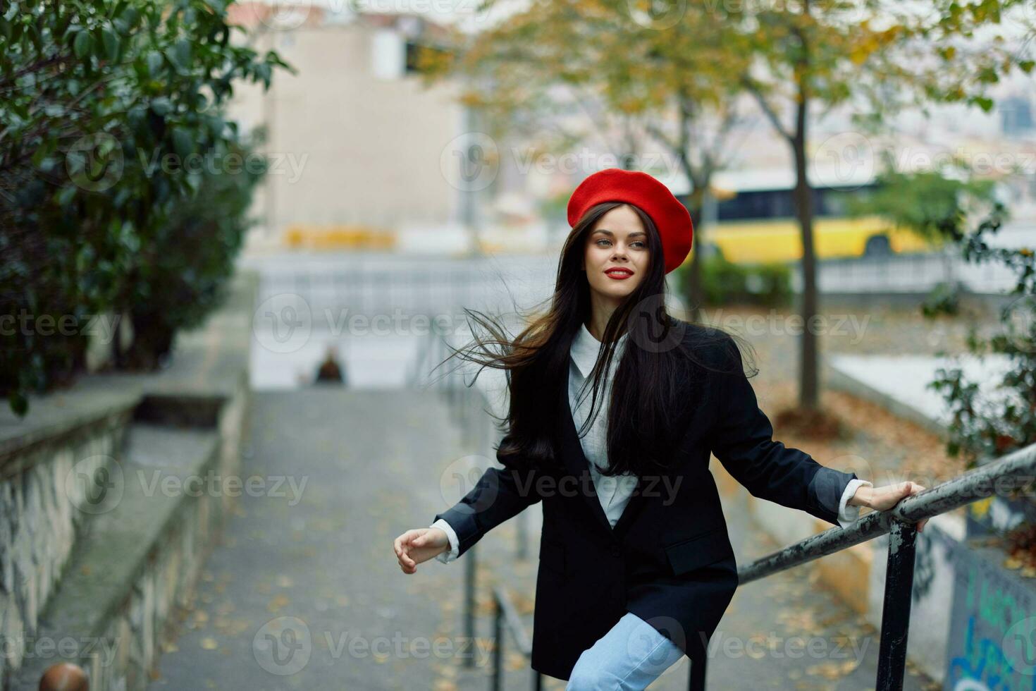 mode femme en marchant vers le bas pas contre ville toile de fond dans élégant vêtements avec rouge lèvres et rouge béret, voyage, cinématique couleur, rétro ancien style, Urbain mode mode de vie. photo