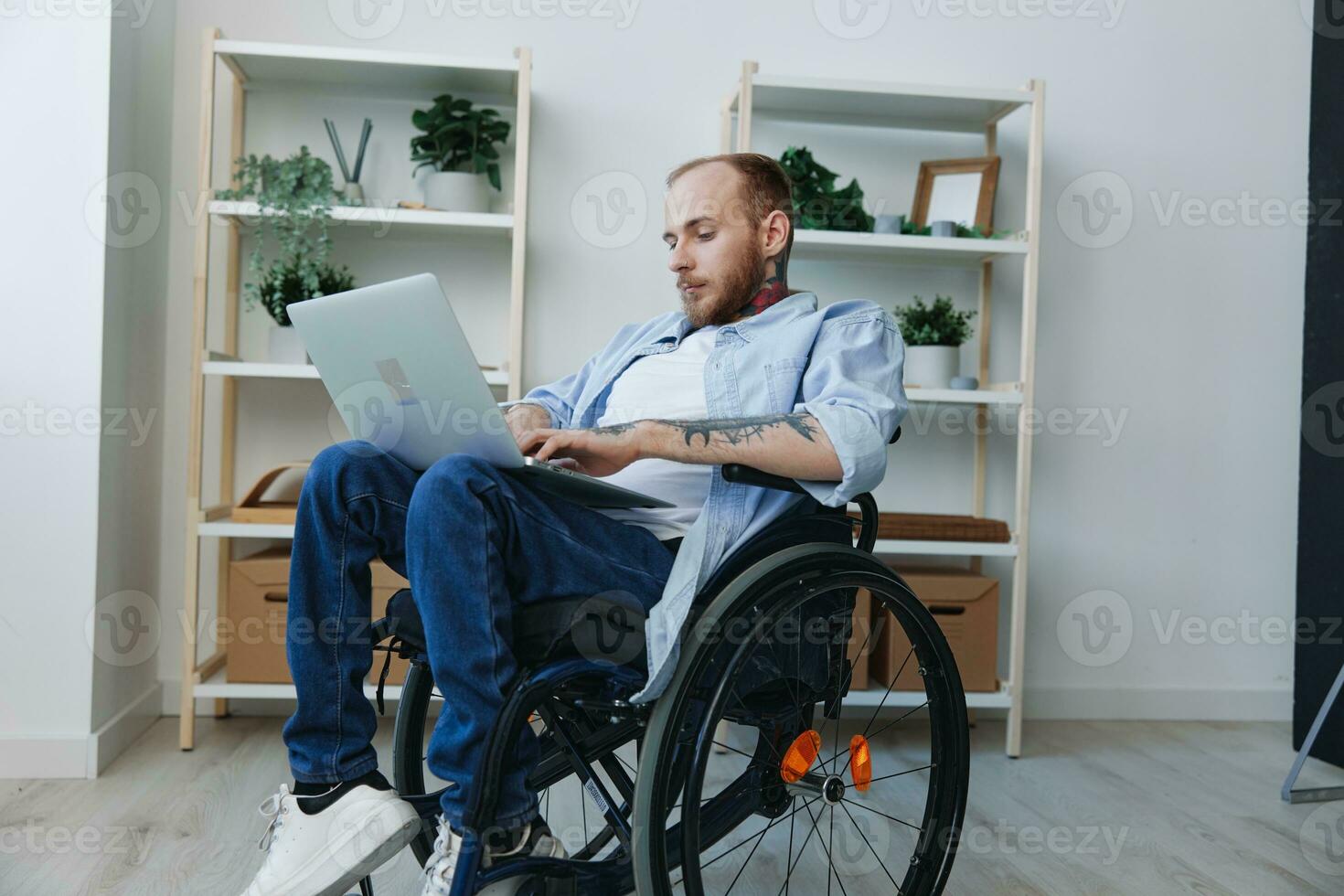 une homme dans une fauteuil roulant pigiste travaux à une portable à maison, travail en ligne, social réseaux et Commencez, copie espace, l'intégration dans société, concept de santé désactivée personne, réel la personne fermer photo