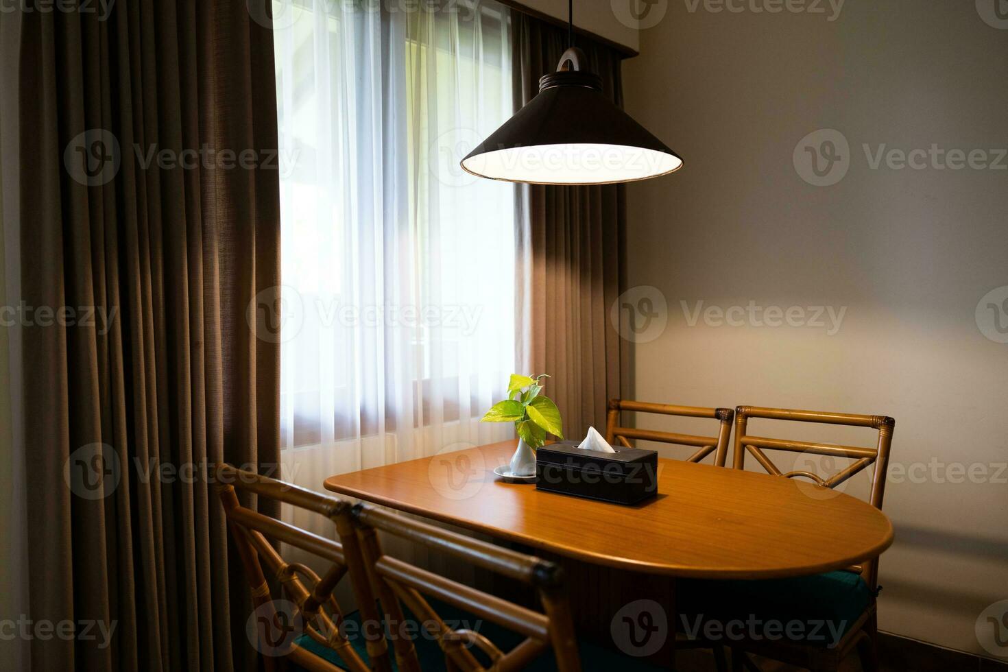 foncé Accueil intérieur avec bois à manger table allumé par lampe, soir lumière pour dîner. photo