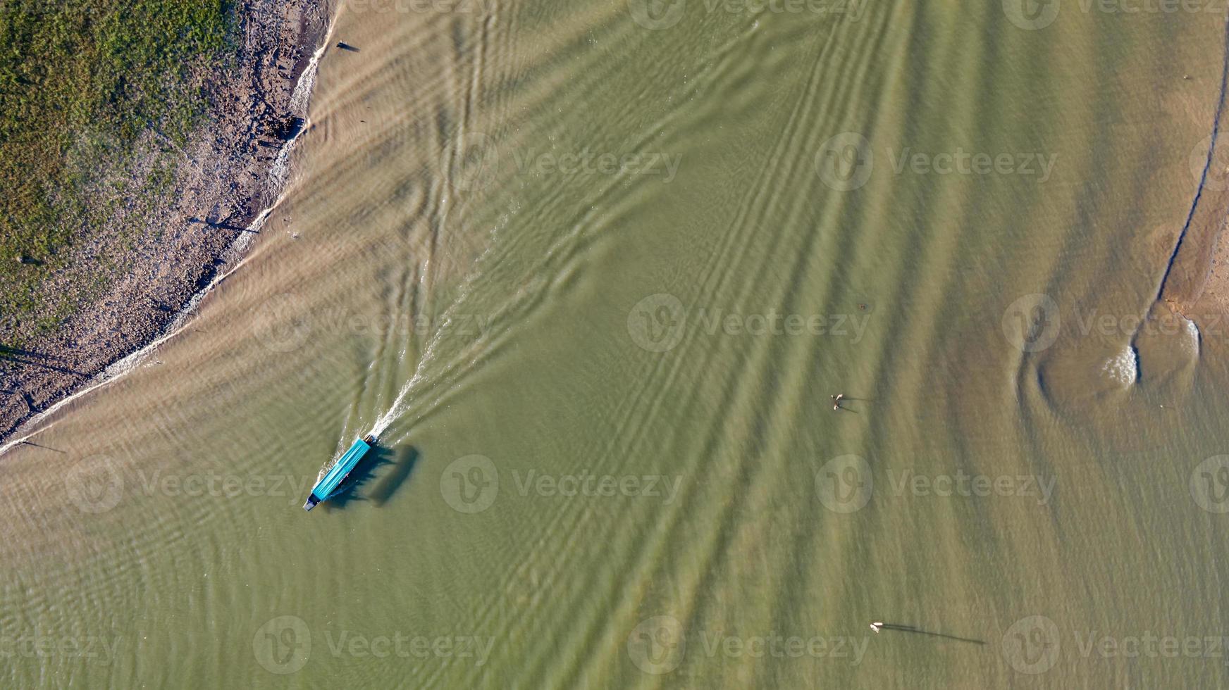 Vue aérienne de dessus du bateau d'excursion à sangklaburi dans la province de Kanchanaburi en Thaïlande photo