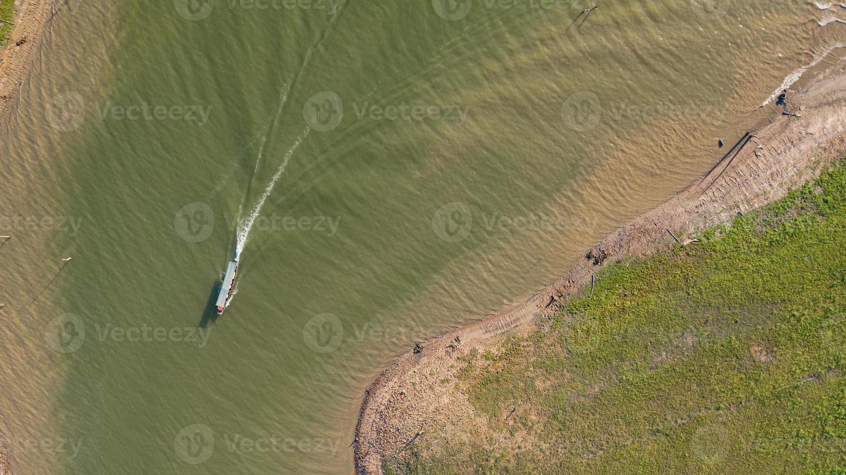 Vue aérienne de dessus du bateau d'excursion à sangklaburi dans la province de Kanchanaburi en Thaïlande photo