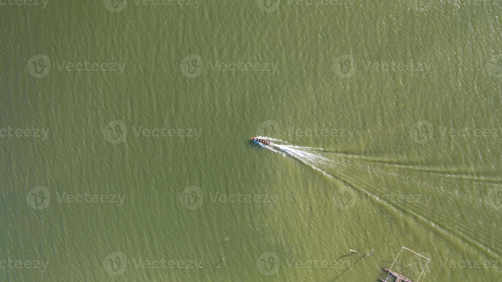 Vue aérienne de dessus du bateau d'excursion à sangklaburi dans la province de Kanchanaburi en Thaïlande photo