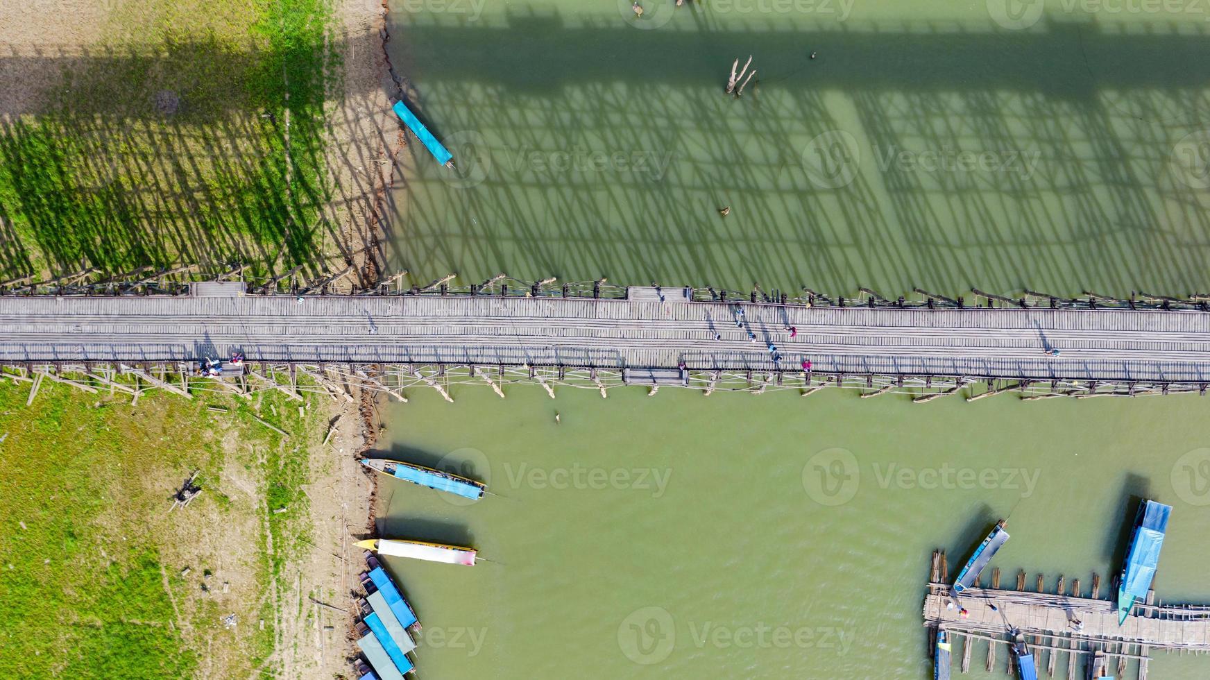 Vue aérienne de dessus du pont en bois avec bateau d'excursion en Thaïlande photo