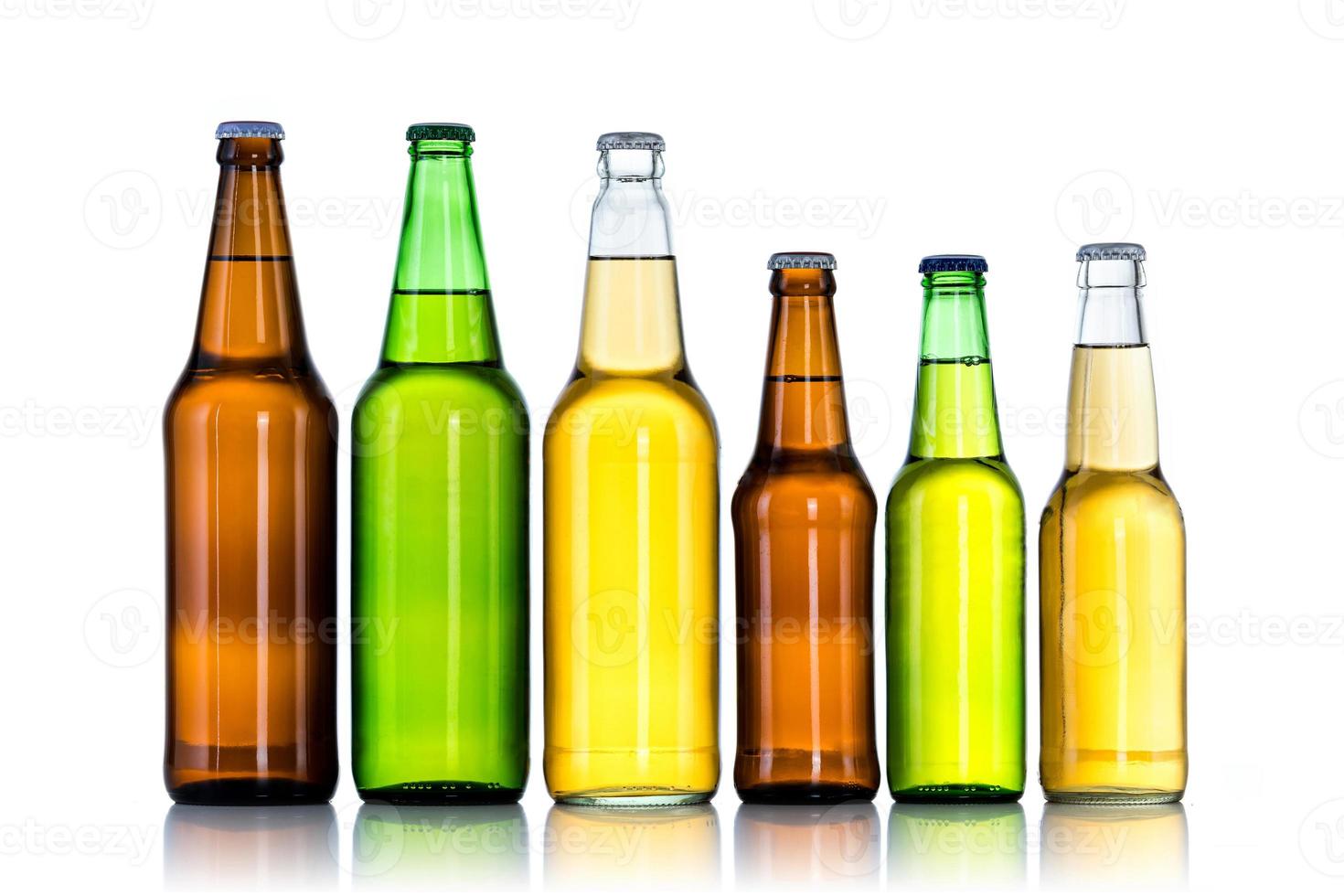 Groupe de six bouteilles de bière isolé sur fond blanc photo