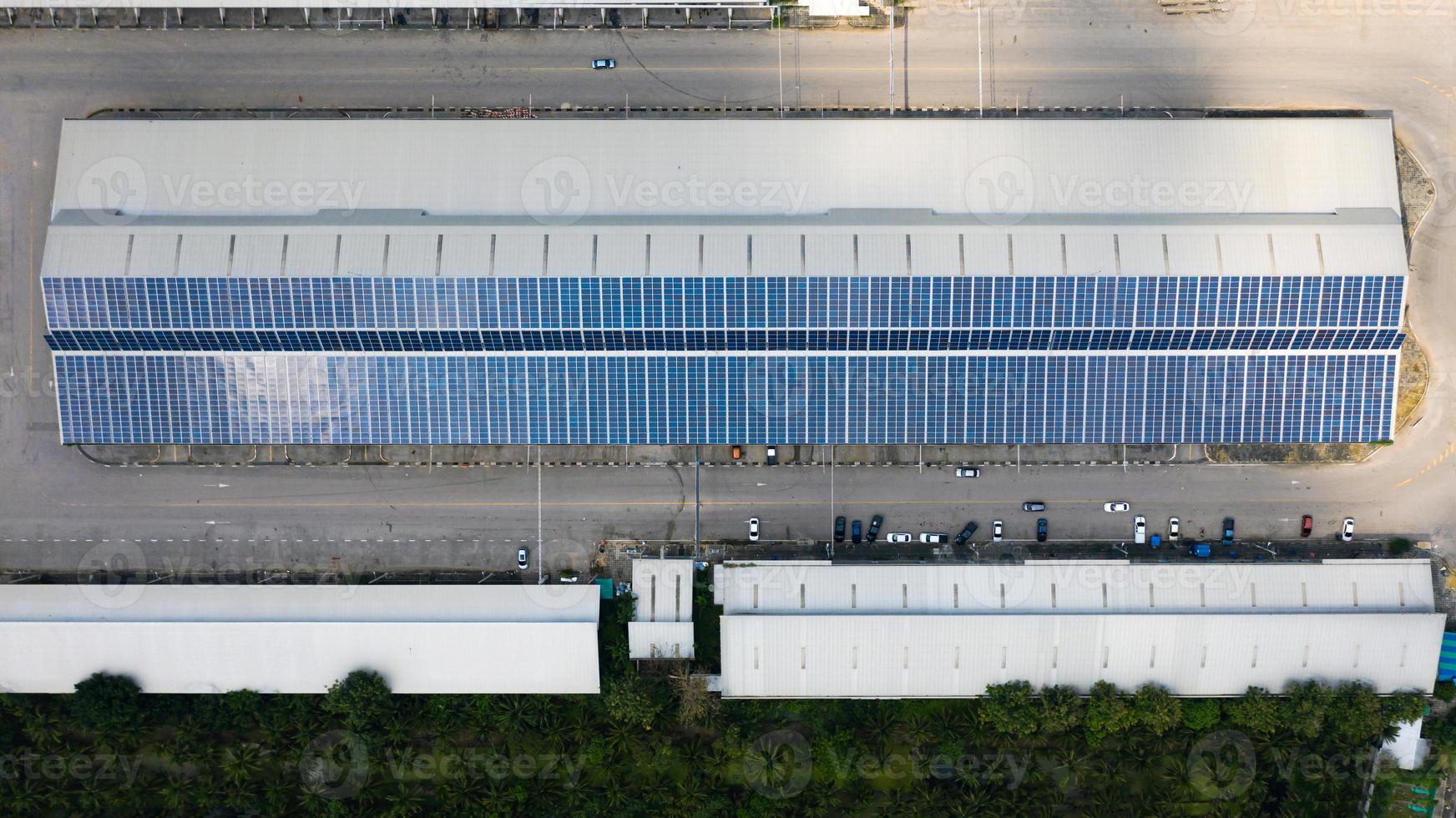 vue aérienne de dessus des cellules solaires sur le toit photo