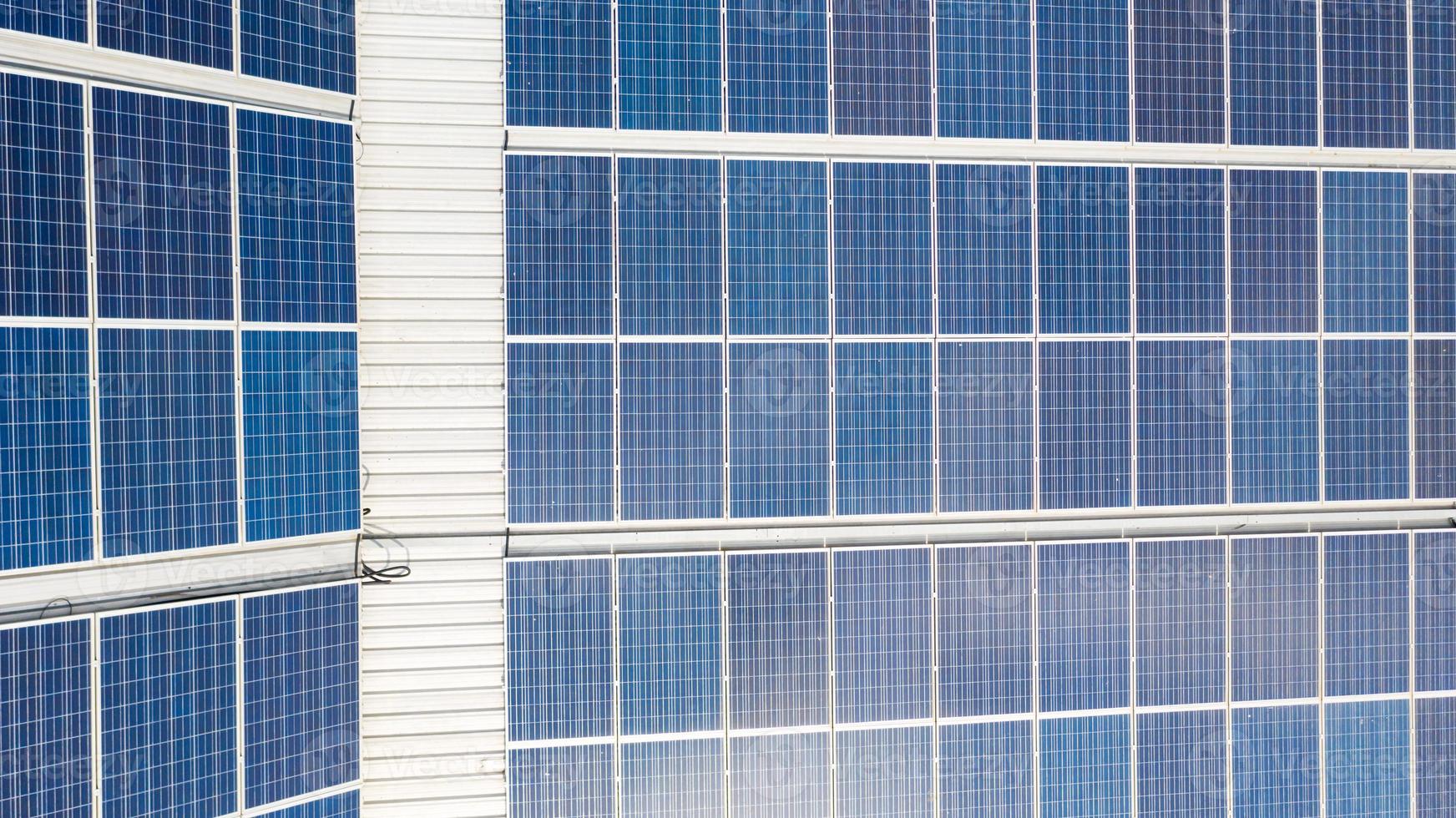 vue aérienne de dessus des cellules solaires sur le toit photo