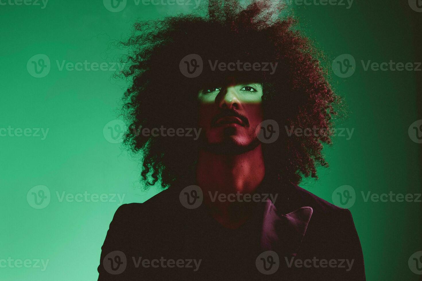 portrait de une élégant homme dans une veste sur une vert Contexte multinational, Couleur lumière, tendance photo