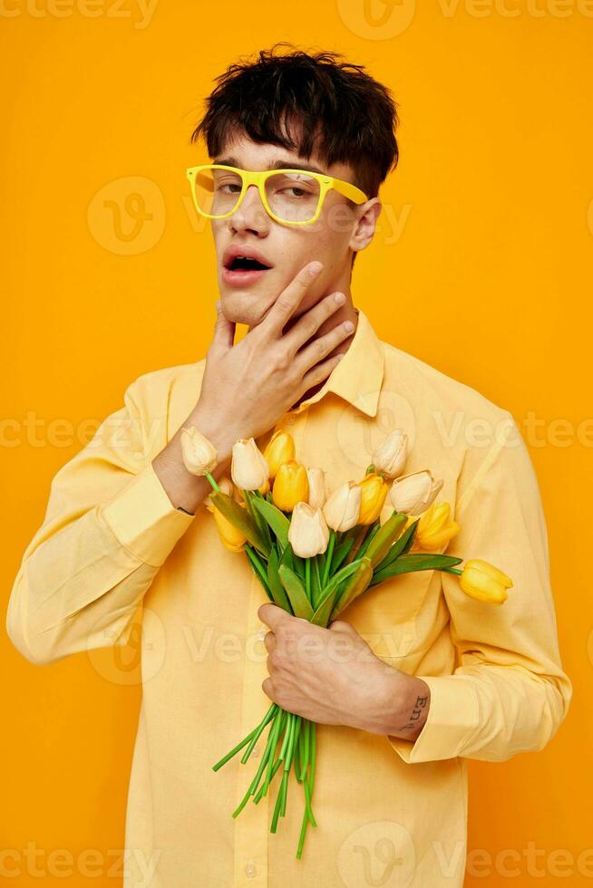 photo de romantique Jeune copain donner fleurs porter lunettes Jaune chemise mode de vie inchangé