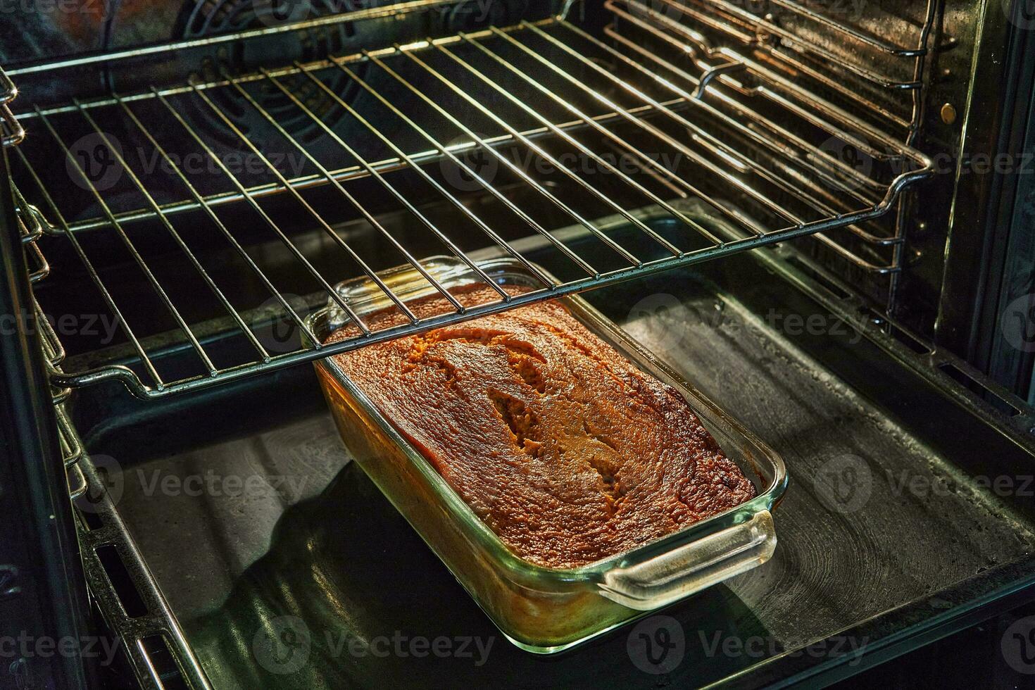 casserole de aubergine et Zucchini dans deux couleurs après cuisson dans le four photo