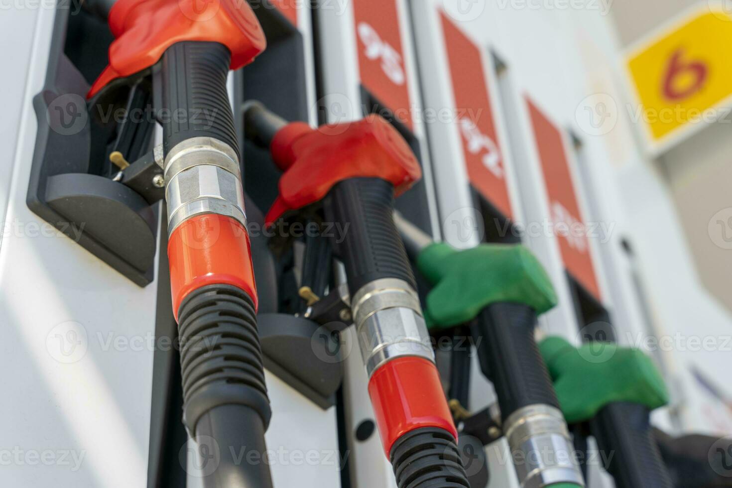 Ravitaillement pistolets pendre dans une rangée à une gaz gare. côté vue de au dessous de photo